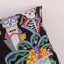Cargar imagen en el visor de la galería, Cojín cuadrado Fiesta calaveras