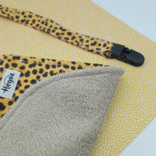 Cargar imagen en el visor de la galería, Pack babero + chupetero Animal print
