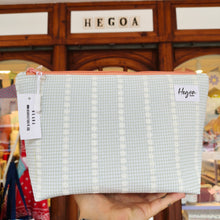 Cargar imagen en el visor de la galería, Estuche neceser Vichy florecitas