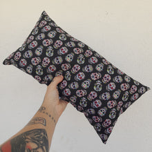 Cargar imagen en el visor de la galería, Cojín rectangular Calaveras coloridas