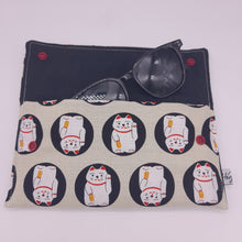 Cargar imagen en el visor de la galería, Funda de gafas Maneki-neko