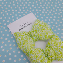 Cargar imagen en el visor de la galería, Pack 2 pinzas lazo acolchados Flores verde lima.