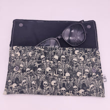 Cargar imagen en el visor de la galería, Funda de gafas Calaveras