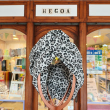Cargar imagen en el visor de la galería, Pañuelo Corto con alambre animal print gris