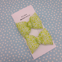 Cargar imagen en el visor de la galería, Pack 2 pinzas lazo acolchados Flores verde lima.