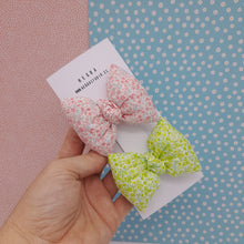 Cargar imagen en el visor de la galería, Pack 2 pinzas lazo Flores Combo