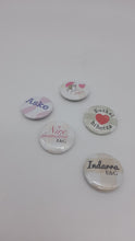 Cargar imagen en el visor de la galería, Pack 100 Chapas personalizadas 25mm & 37mm