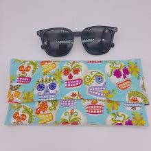 Cargar imagen en el visor de la galería, Funda de gafas Calaveritas color