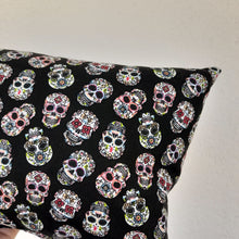 Cargar imagen en el visor de la galería, Cojín rectangular Calaveras coloridas