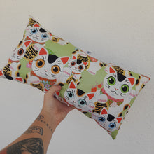 Cargar imagen en el visor de la galería, Cojín rectangular Maneki-neko verde