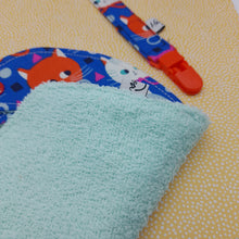 Cargar imagen en el visor de la galería, Pack Babero + chupetero Gatos