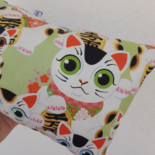 Cargar imagen en el visor de la galería, Cojín rectangular Maneki-neko verde