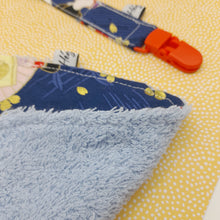 Cargar imagen en el visor de la galería, Pack babero + chupetero Geisha