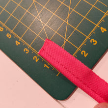 Cargar imagen en el visor de la galería, 5m Vivo al bies con cordón rosa fucsia
