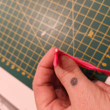 Cargar imagen en el visor de la galería, 5m Vivo al bies con cordón rosa fucsia
