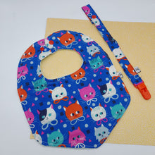 Cargar imagen en el visor de la galería, Pack Babero + chupetero Gatos
