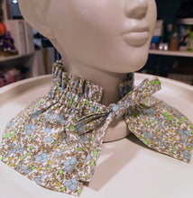 Cargar imagen en el visor de la galería, Cuello Eva flores
