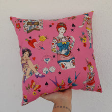 Cargar imagen en el visor de la galería, Cojín cuadrado Pin up rosa
