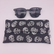 Cargar imagen en el visor de la galería, Funda de gafas skulls
