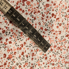 Cargar imagen en el visor de la galería, 13€/metro Viyela flores granate y rosa
