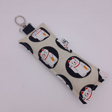 Cargar imagen en el visor de la galería, Llavero acolchado Maneki-neko beige
