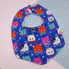 Cargar imagen en el visor de la galería, Babero pico Gatos

