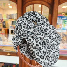 Cargar imagen en el visor de la galería, Pañuelo Corto con alambre animal print gris
