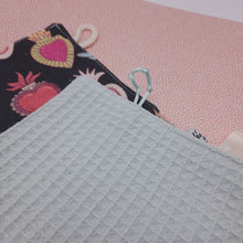 Cargar imagen en el visor de la galería, Trapito sensorial Corazones
