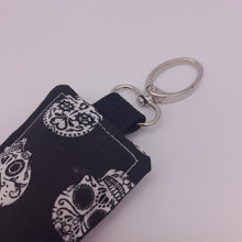 Cargar imagen en el visor de la galería, Llavero acolchado Skull
