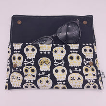 Cargar imagen en el visor de la galería, Funda de gafas Calavera Gold
