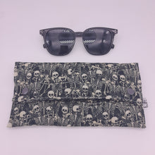 Cargar imagen en el visor de la galería, Funda de gafas Calaveras
