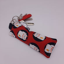 Cargar imagen en el visor de la galería, Llavero acolchado Maneki-neko rojo
