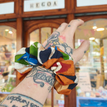 Cargar imagen en el visor de la galería, Coletero scrunchie Iguana
