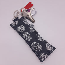 Cargar imagen en el visor de la galería, Llavero acolchado Skull
