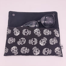 Cargar imagen en el visor de la galería, Funda de gafas skulls
