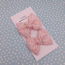Cargar imagen en el visor de la galería, Pack 2 pinzas lazo Flores rosa
