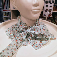 Cargar imagen en el visor de la galería, Cuello Eva florecillas
