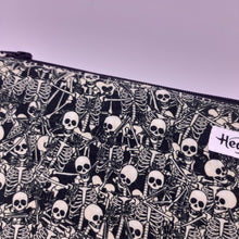 Cargar imagen en el visor de la galería, Estuche Guarda-todo Calaveras
