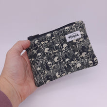 Cargar imagen en el visor de la galería, Monedero Calaveras
