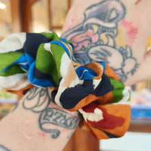 Cargar imagen en el visor de la galería, Coletero scrunchie Iguana
