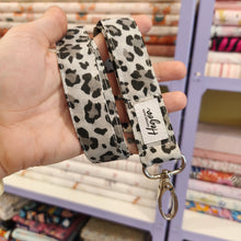 Cargar imagen en el visor de la galería, Llavero largo animal print
