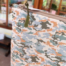 Cargar imagen en el visor de la galería, Neceser camuflaje
