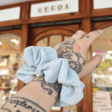 Cargar imagen en el visor de la galería, Coletero scrunchie Sky rustick
