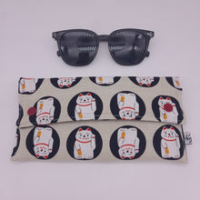 Cargar imagen en el visor de la galería, Funda de gafas Maneki-neko
