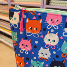 Cargar imagen en el visor de la galería, Neceser gatos coloridos
