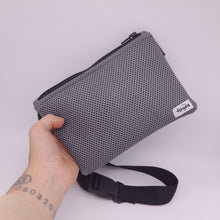 Cargar imagen en el visor de la galería, Riñonera Mesh Gris
