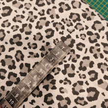 Cargar imagen en el visor de la galería, 11€/metro animal print gris
