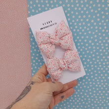 Cargar imagen en el visor de la galería, Pack 2 pinzas lazo Flores rosa
