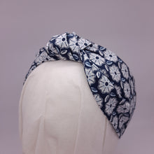 Cargar imagen en el visor de la galería, Diadema flores vintage azul
