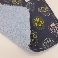 Cargar imagen en el visor de la galería, Babero Calaveras coloridas
